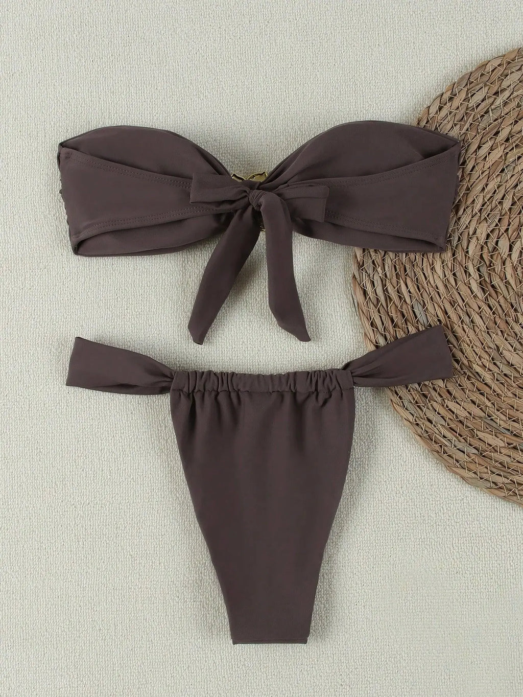 Conjunto de bikini push-up tipo bandeau para mujer – Detalle de aro dorado y braga brasileña
