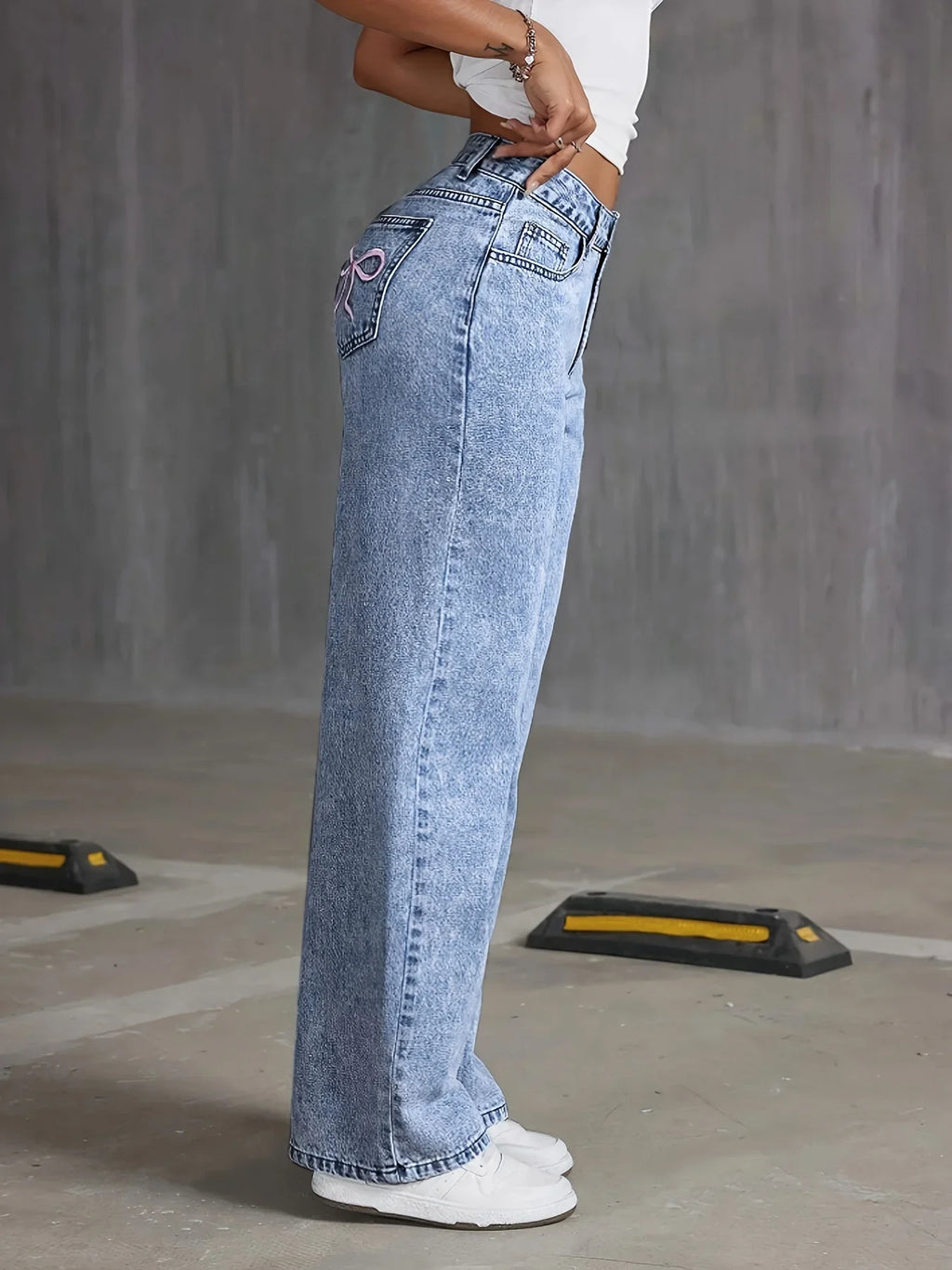 Bow Embroidered Wide-Leg Jeans – Light Blue